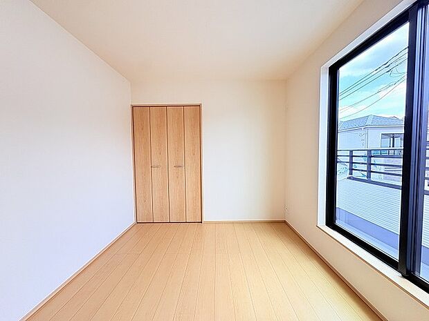 木目の温かみと白い壁面が調和し、日々の暮らしに静かな安らぎをもたらす心地よい空間です。