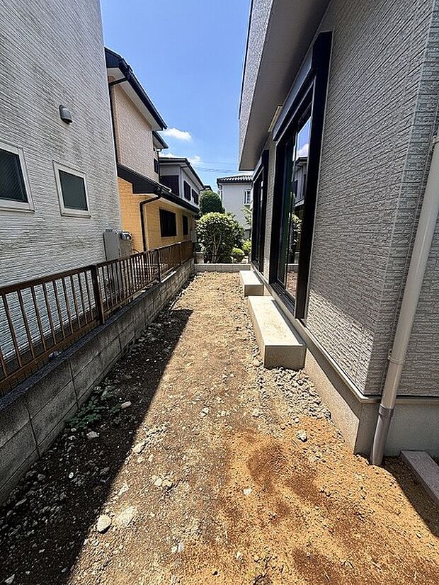 建物と境界に囲まれた程よい距離感のある屋外スペースは、日々の暮らしに静かな落ち着きをもたらしてくれます。