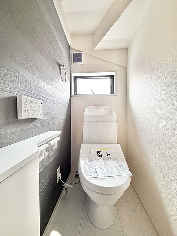 もちろんウォシュレット機能付き。憩いの場としてひそかに注目度の高いお手洗いにもご注目ください。 
