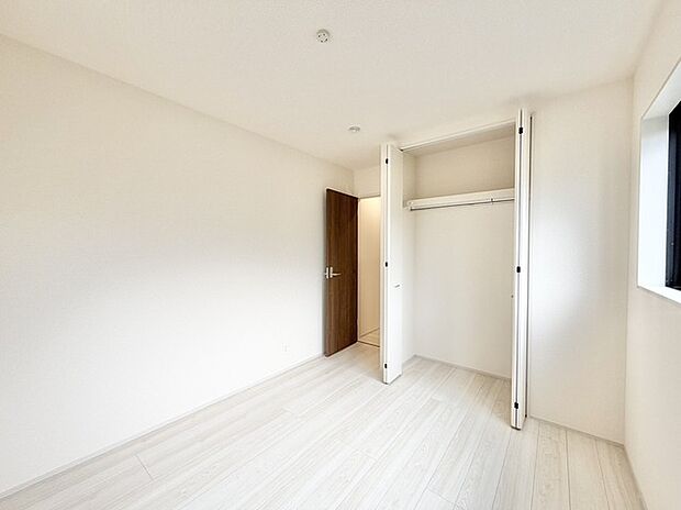新築の木の匂いのする室内。写真では伝わらないので、ぜひ現地でお確かめください。