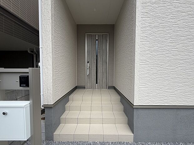この扉を開けると、新築の木の匂いが待ってます。