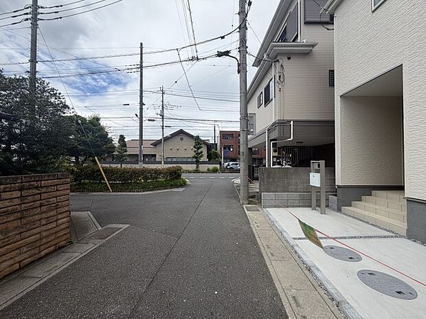 幅員こそやや狭くても、その分交通量が少なくて安心。