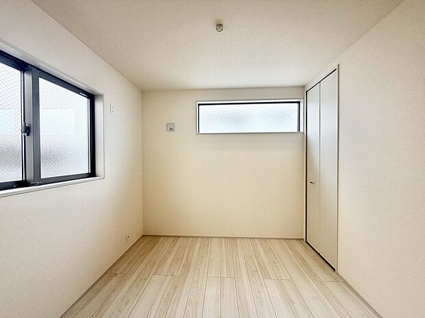 たっぷりの陽光と、心地よい風が舞い込みます。 