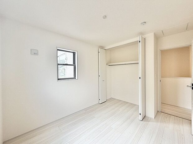 新築の木の匂いのする室内。写真では伝わらないので、ぜひ現地でお確かめください。