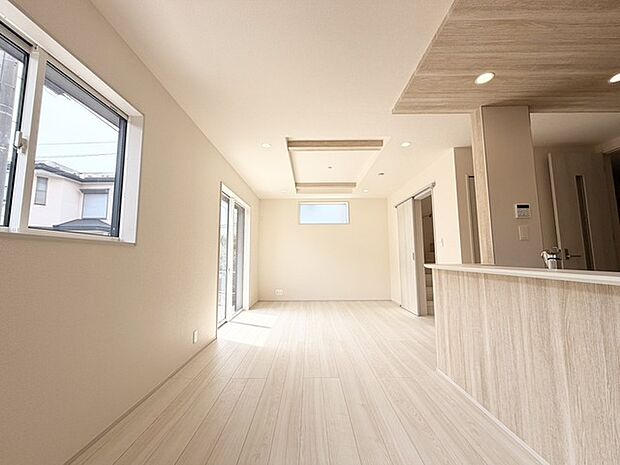 心地よい広がりと、温かみのある木調のアクセントが調和する空間