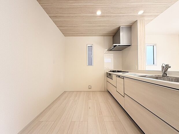 温もりを感じる木目調の天井と、明るい空間が心地よい調和を生み出しています。