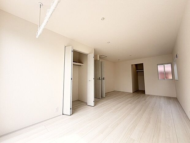 広々とした空間に、洗練された色合いが心地よい。