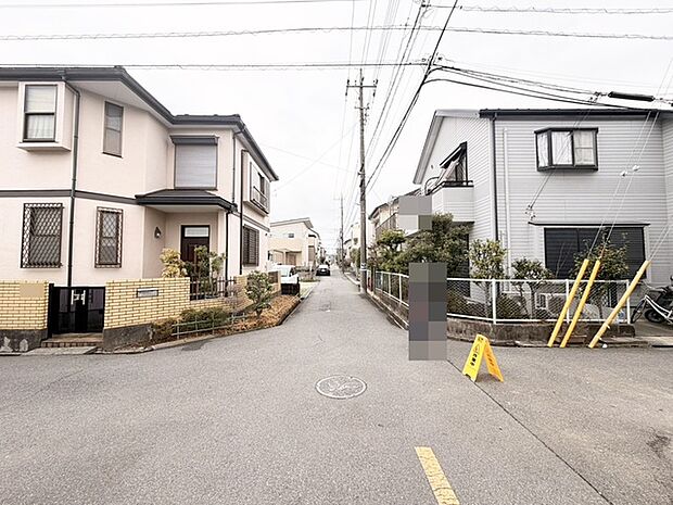 穏やかな街並みに調和する、落ち着いた佇まい。