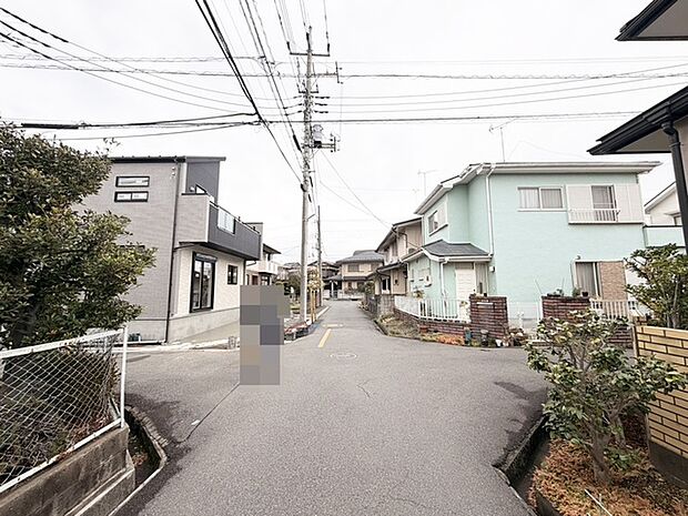 閑静な住宅街に佇む、彩り豊かな住まい