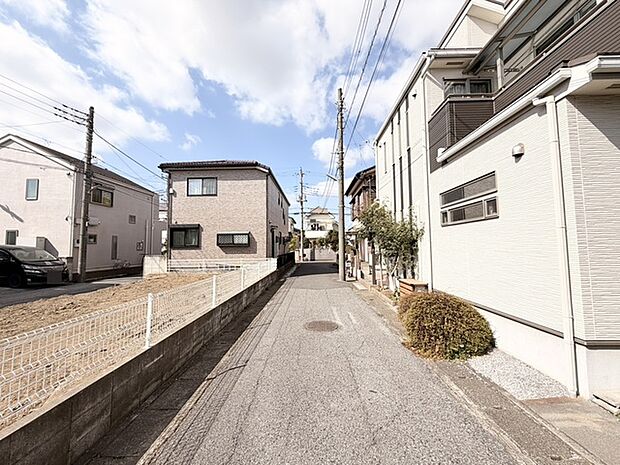 青空と白い雲、穏やかな空気が漂う街並み