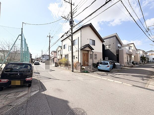 青空の下、整然と並ぶ住まいが心地よい静けさを醸し出しています