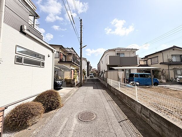 青い車が目印の、穏やかな住宅街に佇む住まい。