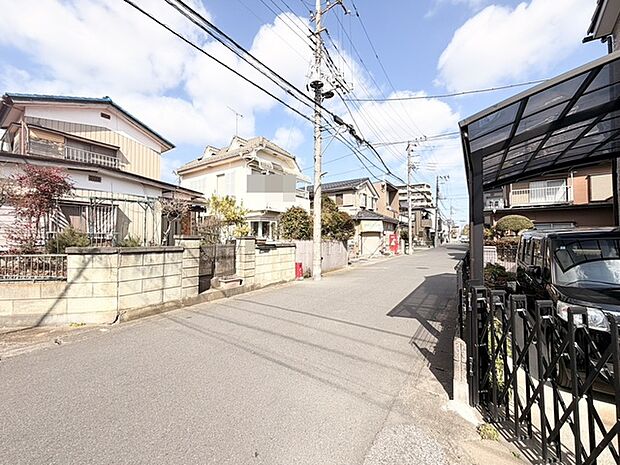 青空と白い雲が広がる、心地よい街並み。