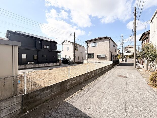 青空の下、広がる土地に新しい物語が始まります