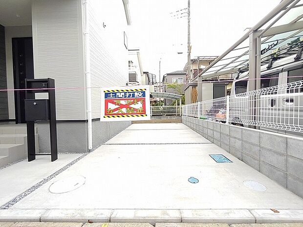 住まいと一体となって日々の暮らしを整える、すっきりと整頓された外構スペースが心地よい余裕を生み出します。