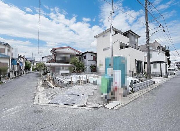 青空と雲が広がる、穏やかな風景が広がる街並み
