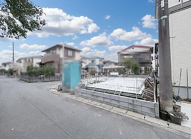 青い空に白い雲、整備された街並みが広がる心地よい眺め。