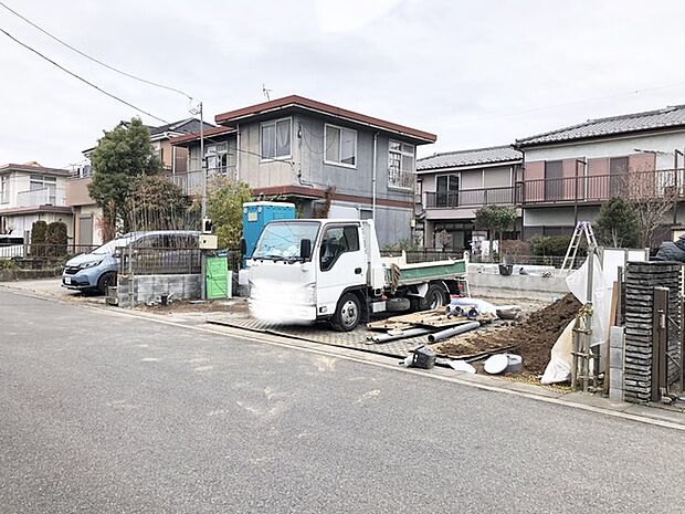 住民の方が主に利用する交通量少なめの道路に面してます。