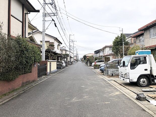 駐車が苦手な方にも嬉しい、前面6m道路に面した住まい。