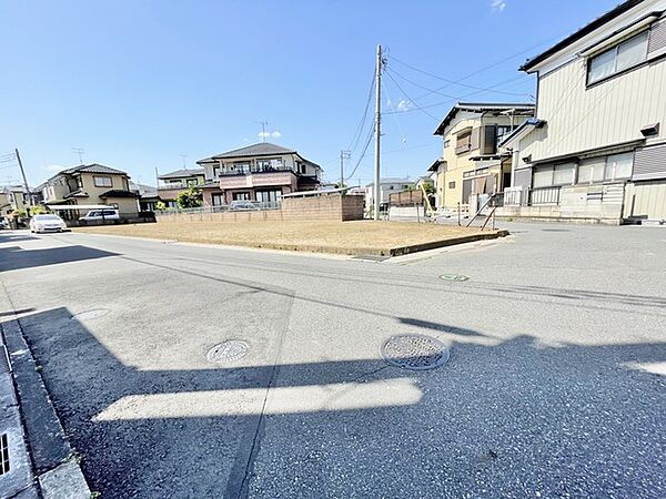 穏やかな陽射しが心地よく広がる、静かな住宅街。