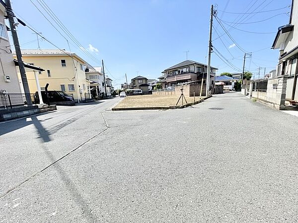 青空の下、澄み渡る街並みから広がる開放感。