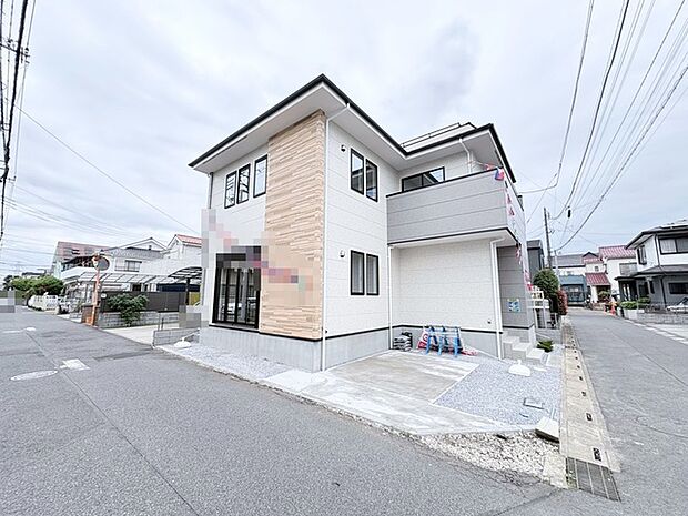 洗練されたフォルムと落ち着いた色調が調和し、街並みに自然と馴染む佇まいが印象的な外観です。