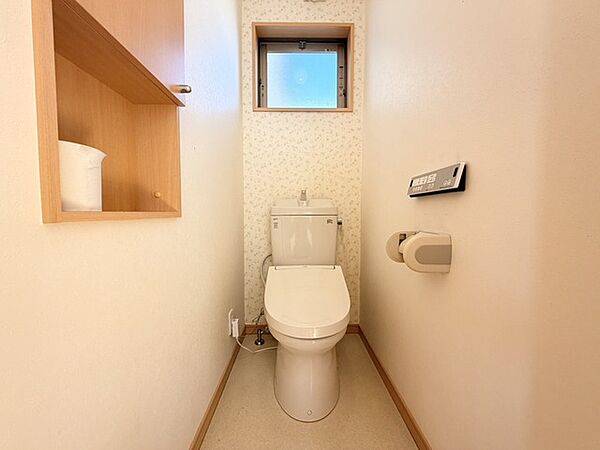 温かみのある木目調の棚が、空間に柔らかな印象を与えます。