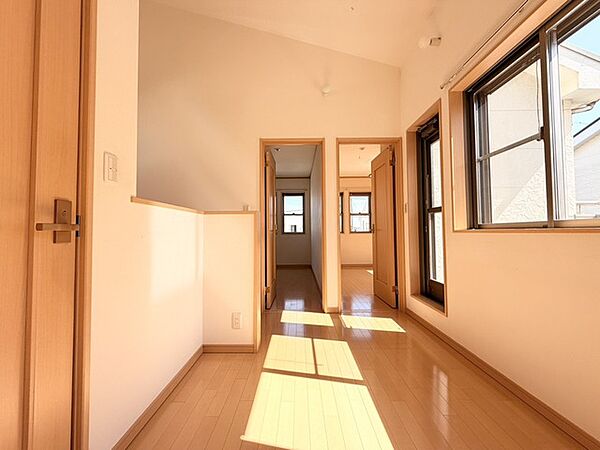 木の温もりと穏やかな光が心地よい、広がる空間。
