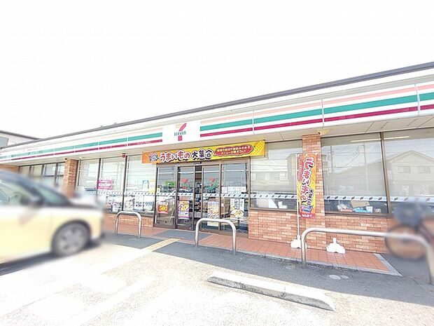 セブンイレブン コンビニまで徒歩約8分(592m)