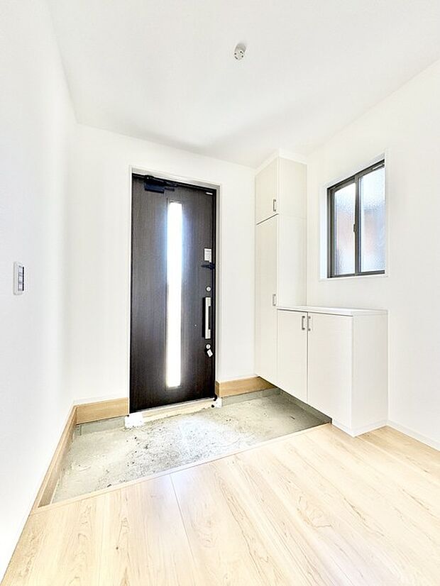 明るく清潔感のある玄関。