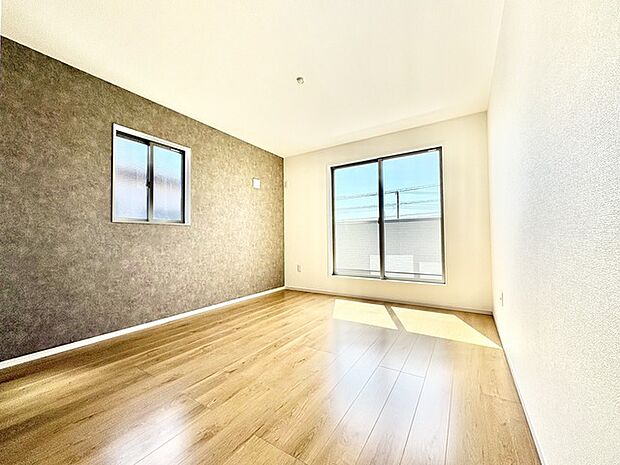 アクセントクロスが印象的な寝室は、バルコニーからたっぷり太陽の恵みが得られます。 