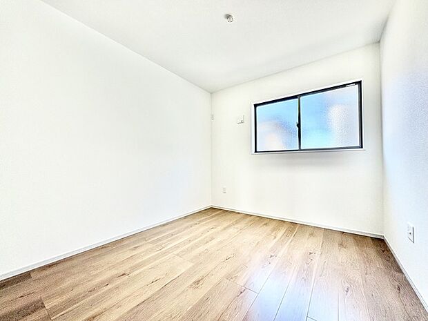 洋室は子供部屋にもちょうどいいサイズ感、5.2帖。 