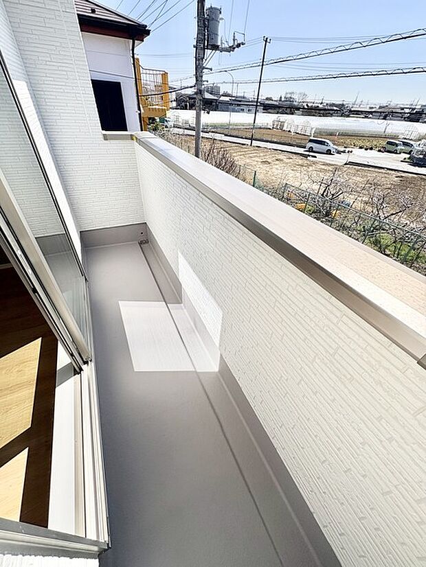 南向きバルコニーでお洗濯ものはいつもカラッと乾きます。 