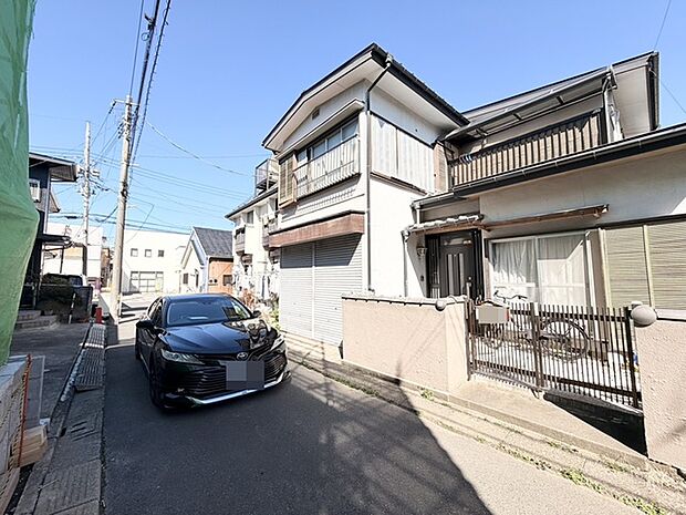 静かな街並みに溶け込む、温かみのある住まい