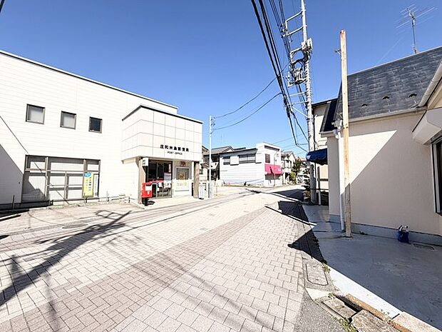 青空の下、清々しい風が吹き抜ける街並み