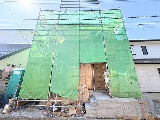 空と緑のシートが、これからの暮らしの始まりを予感させる
