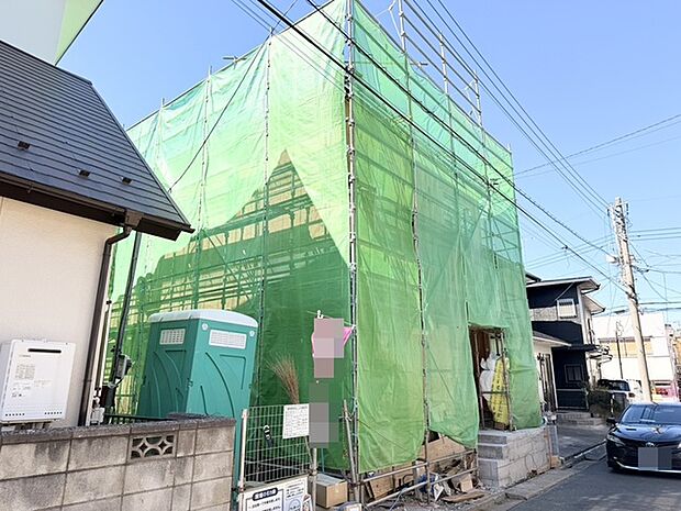 澄み渡る青空の下、未来へ向かう確かな一歩を感じさせる景観