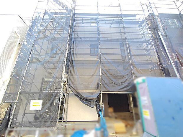 大型の3階建てです