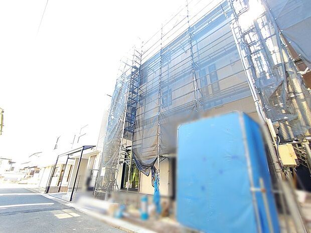 足場が外れるのが楽しみな大きな建物です。