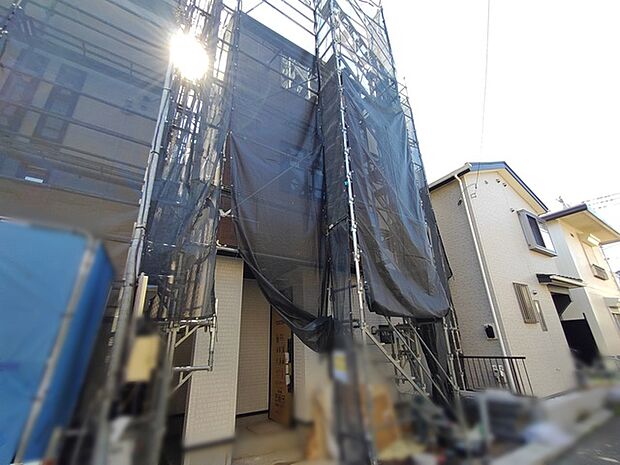 建築の過程を温かい日差しが包み込む。