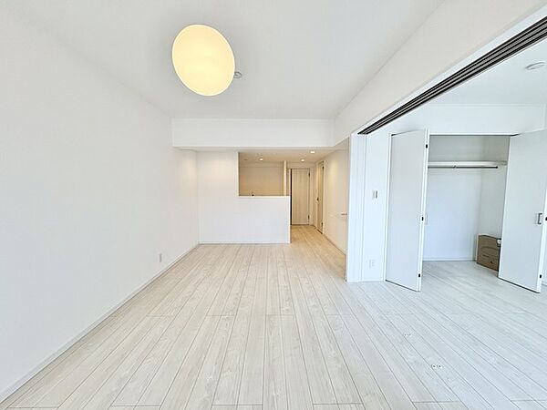 清々しく、広がりを感じさせる明るい空間