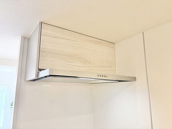 木目調の扉が温かみを添える、すっきりとした空間。