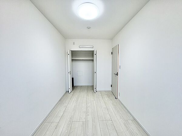 清潔感あふれる白と木目の調和が心地よい空間