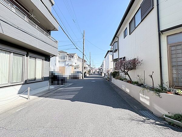 青空の下、穏やかな時間が流れる静かな街並み。