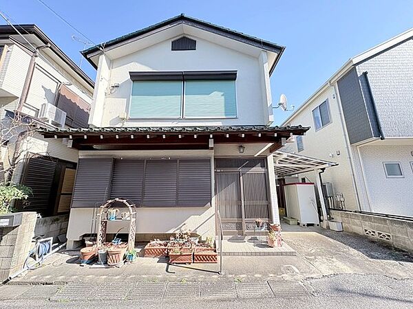庭の手入れが行き届いた、穏やかな日々が送れそうな住まい。