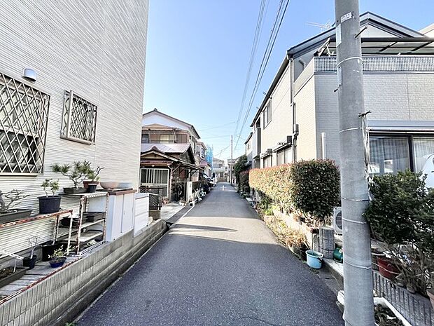 青空の下、穏やかな時間が流れる心地よい街並み