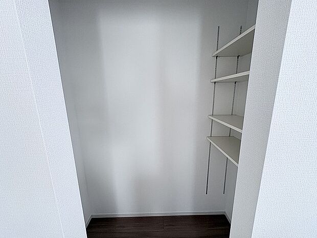 無駄を削ぎ落としたシンプルな空間は、住まう方のライフスタイルに合わせて自在に活用いただけます。