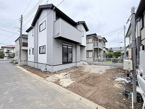 閑静な住宅街に佇む、洗練されたフォルムの建物が日々の暮らしに静かな安らぎをもたらします。