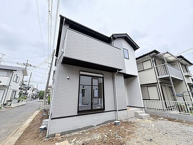 すっきりと洗練された外観が、街並みに落ち着いた表情を添えています。