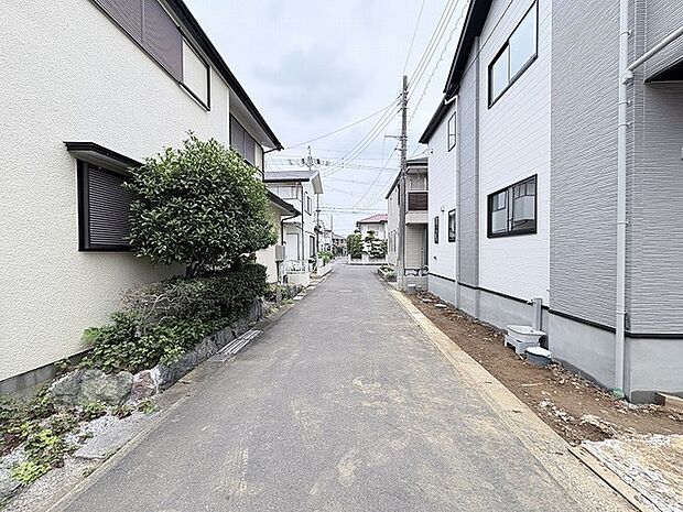 閑静な住宅街に位置し、穏やかな日常が流れる落ち着いた住環境が広がっています。